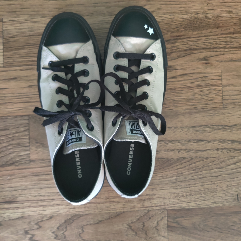 Converse Size 9.5/10 - Picture 3 of 8